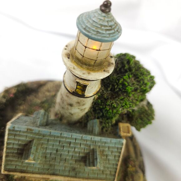 Thomas Kinkade Illuminated "A Light in the Storm" Lighthouse Figurine - Works - Picture 7 of 8